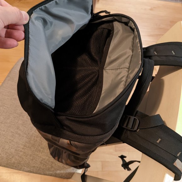 The North Face Instigator Backpack ( 32L / CAMO ) PRE-OWNED (GREAT CONDITION) - Picture 8 of 10